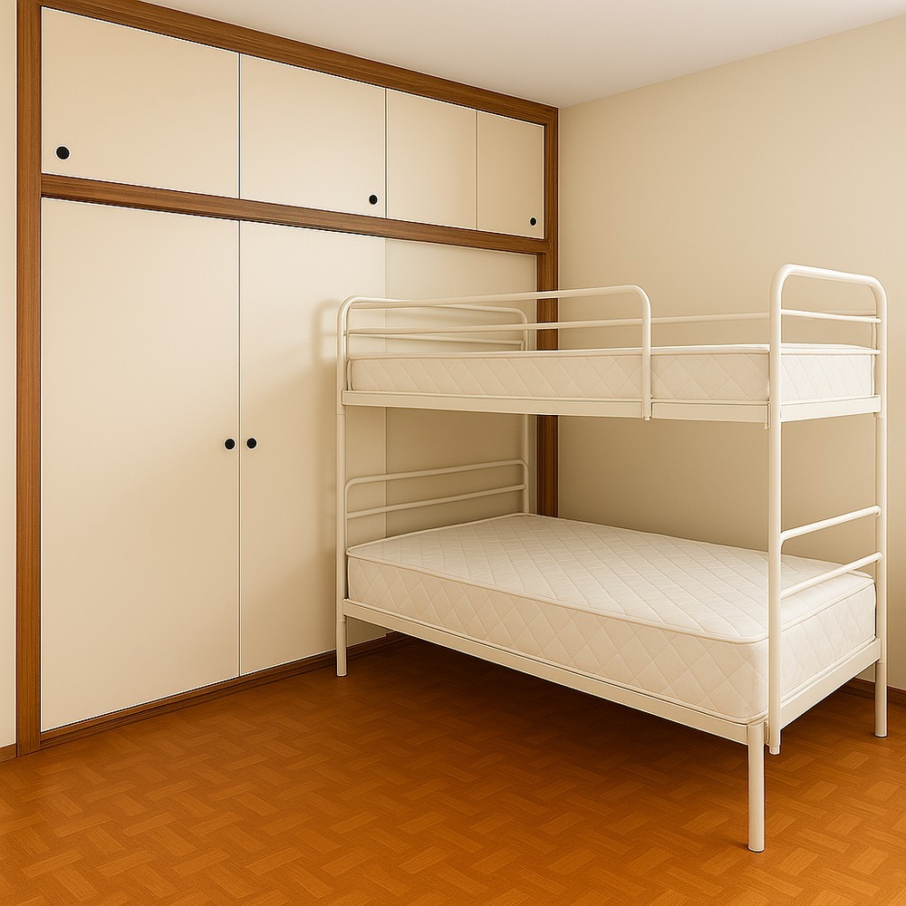 خوابگاه دخترانه در کرج اتاق خواب مدرن و مینیمال با دو تخت دوطبقه فلزی سفید، تشکهای نو با پوشش پلاستیکی، یخچال سفید کوچک در گوشه اتاق، پنجره بزرگ با پرده حریر گلدار، کفپوش پارکت چوبی و فرش سنتی رنگارنگ؛ مناسب برای اقامت کوتاهمدت و خوابگاه